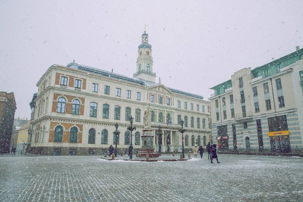 Stadt Riga, Lettland. Altstadt. Schneesturm mit Völkern und einem — Stockfoto