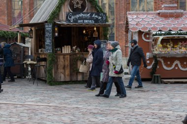Riga Şehri, Letonya. Noel pazarında insanlar ve az sayıda insan