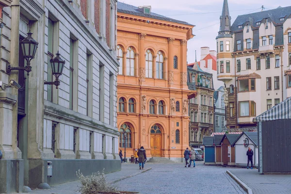 Ciudad Riga, Letonia. Casco antiguo con edificios de diferentes centurias — Foto de Stock