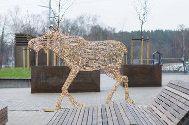 Riga Şehri, Letonya. Süpermarketin dışındaki geyik dekoru. Güzel lamba