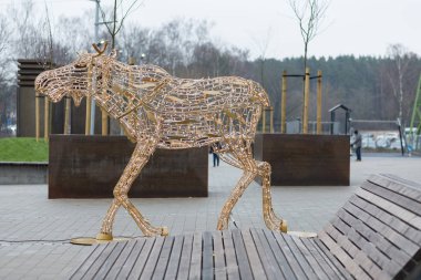Riga Şehri, Letonya. Süpermarketin dışındaki geyik dekoru. Güzel lamba