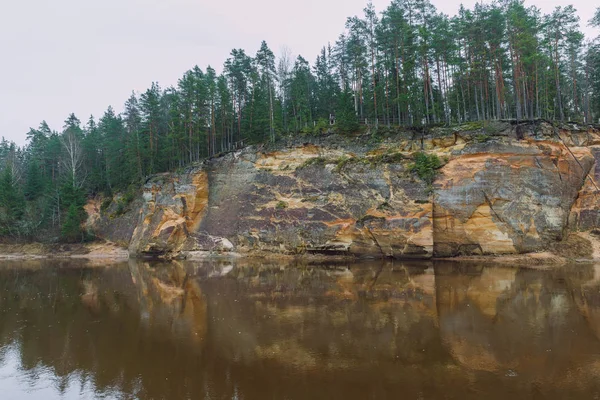 Miasto Cesis, Łotwa. Czerwone skały i rzeka Gauja. Natura i zieleń — Zdjęcie stockowe