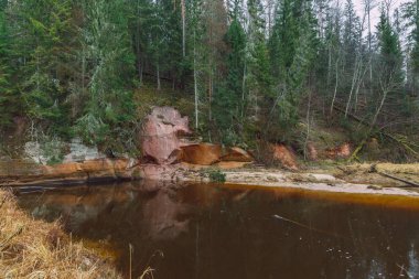 Cesis şehri, Letonya. Kırmızı kayalar ve Amata nehri. Doğa ve yeşil