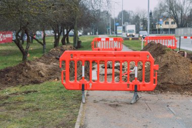 Riga Şehri, Letonya. Önünde delik olan bir sokak..