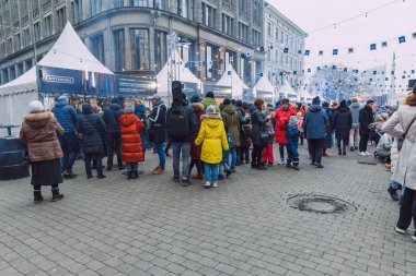 Riga Şehri, Letonya. Sokak Restoranı yemek festivali. İnsanlar yürür