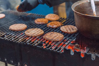 Riga Şehri, Letonya. Sokak Restoranı yemek festivali. Et ızgaradır.