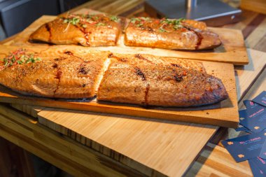 Riga Şehri, Letonya. Sokak Restoranı yemek festivali. Balık ızgaradır.