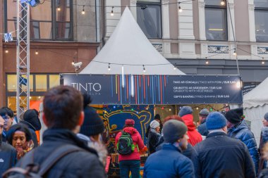 Riga Şehri, Letonya. Sokak Restoranı yemek festivali. İnsanlar yürür