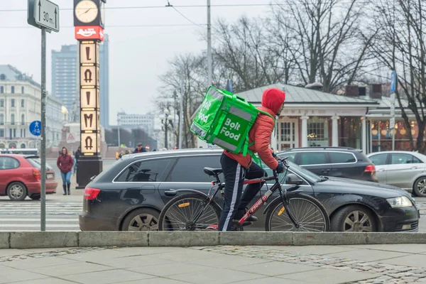 City Riga, Latvia. Fast delivery of food by bicycle. A cyclist s — ストック写真