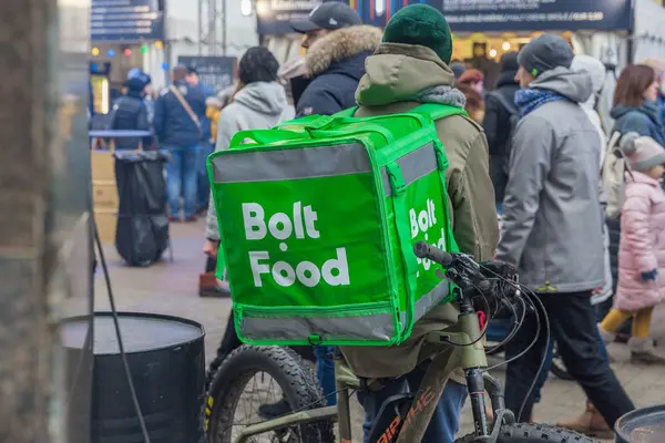 Stadt Riga, Lettland. schnelle Lieferung von Lebensmitteln mit dem Fahrrad. ein Radfahrer s — Stockfoto