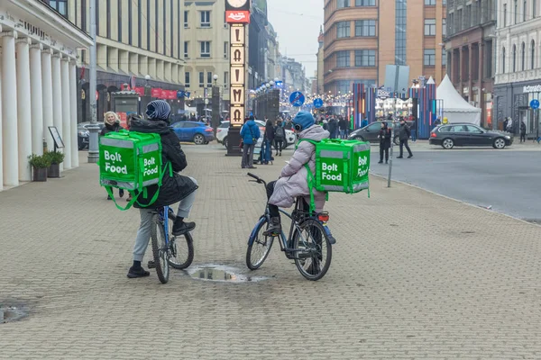 Miasto Ryga, Łotwa. Szybka dostawa żywności na rowerze. Rowerzyści — Zdjęcie stockowe