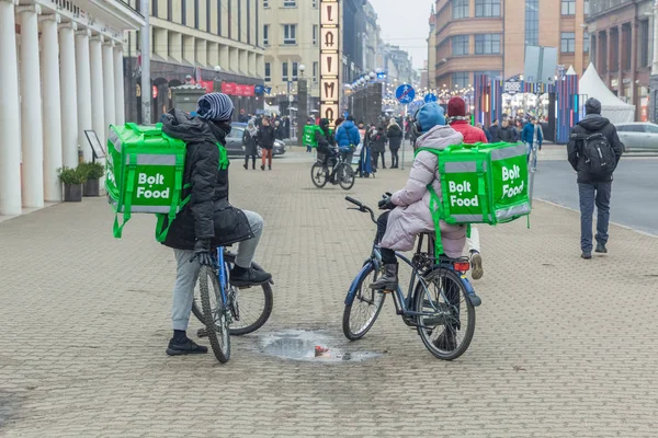 Stadt Riga, Lettland. schnelle Lieferung von Lebensmitteln mit dem Fahrrad. Ein Radfahrer — Stockfoto