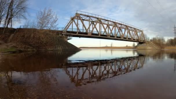 Stadt Riga Lettland Alte Eisenbahn Überbrückt Einen Fluss 2020 — Stockvideo