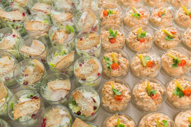 Cesis şehri, Letonya. Atıştırmalıklar ve salatalar masada..