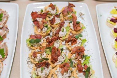 Cesis şehri, Letonya. Atıştırmalıklar ve salatalar masada..