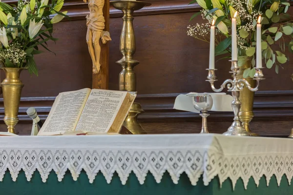 City Cesis, Letonia. Una Biblia antigua está abierta en la mesa de oración . — Foto de Stock