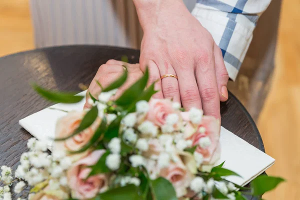 Ciudad Riga, Letonia. Manos de novias con anillos y flores en la ba — Foto de Stock