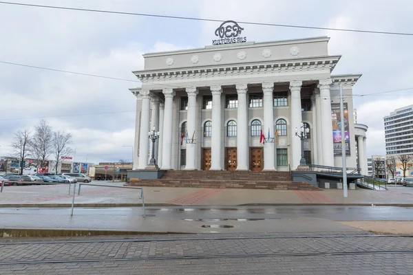 Ciudad Riga, Letonia. Palacio de la cultura renovado con columnas y — Foto de Stock