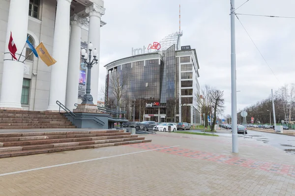 Cidade Riga, Letónia. Edifício do telefone móvel e Palácio da Cultura . — Fotografia de Stock