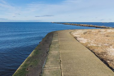 Şehir, Riga, Letonya. Dalgalar ve köstebeklerle Baltık Denizi. Seyahat fotoğrafı.