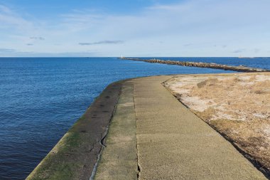 Şehir, Riga, Letonya. Dalgalar ve köstebeklerle Baltık Denizi. Seyahat fotoğrafı.