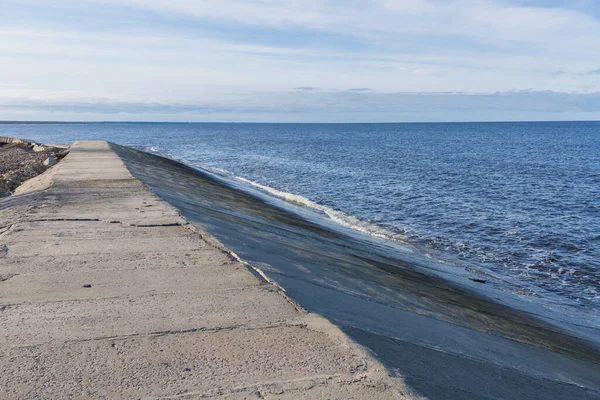 Staden, Riga, Lettland. Östersjön med vågor och mullvad. Resefoto — Stockfoto