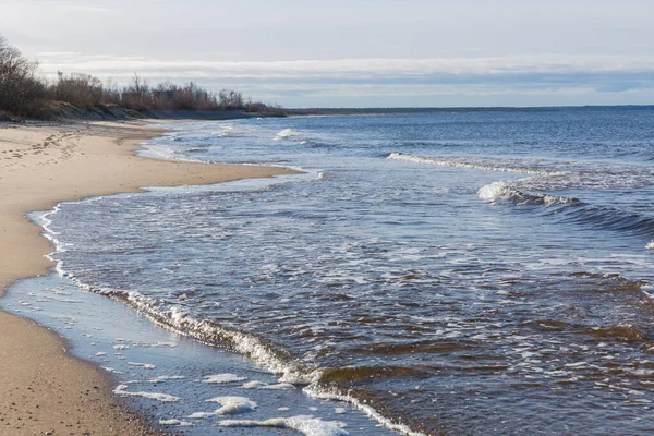 Рига, Латвия. Балтийское море с волнами и песком. Фото путешествий — стоковое фото