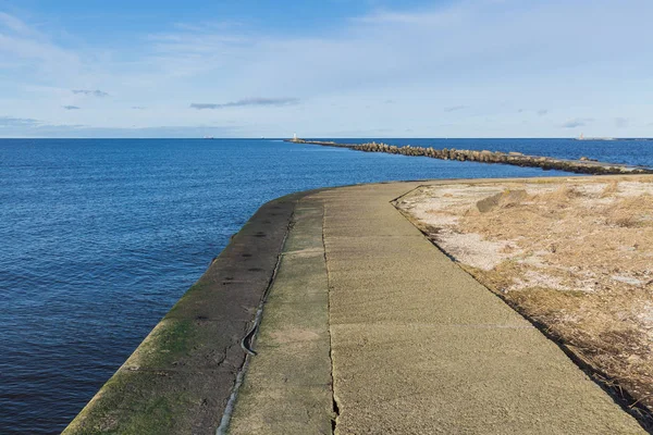 Cidade, Riga, Letónia. Mar Báltico com ondas e toupeira. Foto de viagem — Fotografia de Stock