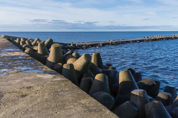 Staden, Riga, Lettland. Östersjön med vågor och mullvad. Resefoto — Stockfoto