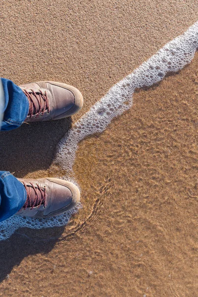 Ciudad, Riga, Letonia. Zapatos en la arena y alrededor del agua . — Foto de Stock