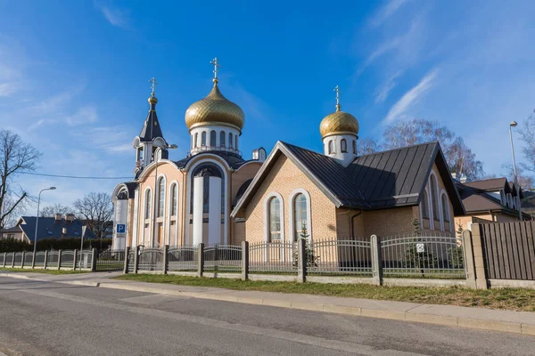 Ciudad, Riga, Letonia. Iglesia ortodoxa con cúpulas y campana. Viajes — Foto de Stock