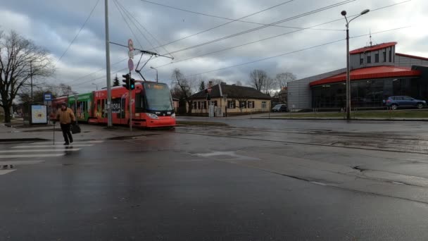 Stad Riga Letland Stadsstraat Met Tram Dagelijks Verkeer 2020 — Stockvideo