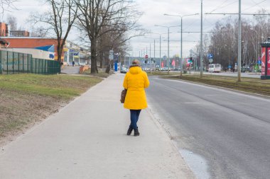 Riga Şehri, Letonya. Bir kadın sokakta dikiliyor...