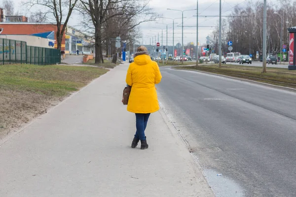 Cidade Riga, Letónia. Uma mulher está de pé na rua com seu ba — Fotografia de Stock