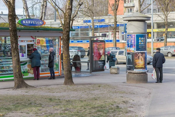 ラトビアのリガ市。人々はバス停で待ち、 kで買い物をします — ストック写真