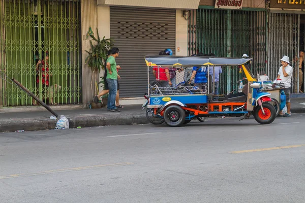 Ciudad Bangkok, Tailandia. Hay una pelea en la calle. El thie — Foto de Stock