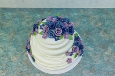 Cesis şehri, Letonya. Güllü badem ezmesi düğün pastası.