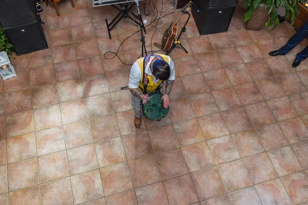 City Cesis, Letonia. Hombre jugando djembe en fiesta . — Foto de Stock