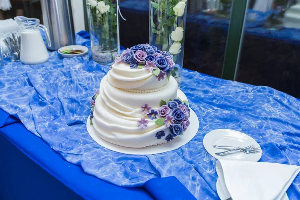 City Cesis, Lotyšsko. Marcipánový svatební dort s růžemi. — Stock fotografie