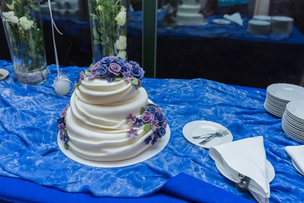 City Cesis, Lotyšsko. Marcipánový svatební dort s růžemi. — Stock fotografie