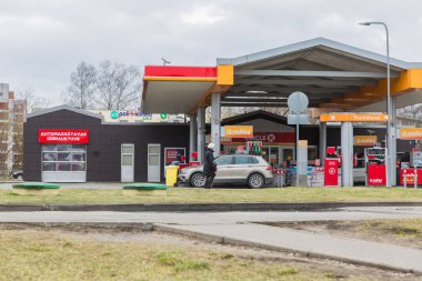 Riga Şehri, Letonya. Yakıt dolu arabalarla dolu bir benzin deposu. Araba yıkama ve alışveriş. 25.02.2020