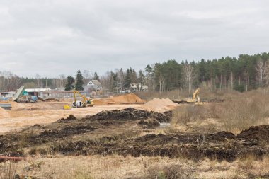Riga Şehri, Letonya. İnşaat alanı. Traktörler çalışıyor ve kum hareket ediyor. 25.02.2020