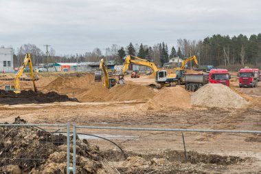 Riga Şehri, Letonya. İnşaat alanı. Traktörler çalışıyor ve kum hareket ediyor. 25.02.2020