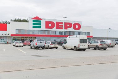 Riga Şehri, Letonya. İnşaat malzemeleri mağazası ve otoparkı. 25.02.2020