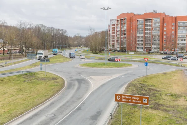 Ciudad Riga Letonia Los Coches Mueven Carretera Rotonda Frente 2020 — Foto de Stock