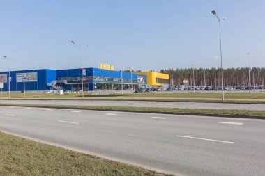 Riga Şehri, Letonya. Dükkan binası, ön cephe, yakınlardaki otoparklar. Şehir merkezi. 06.03.2020