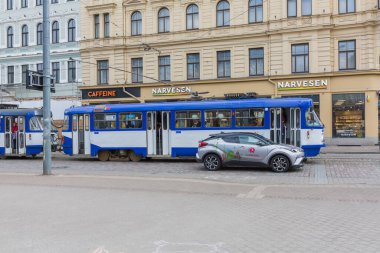 Riga, Letonya. Bir iş gününde, bir tramvay ve arabalar sokakta. 14.03.2020