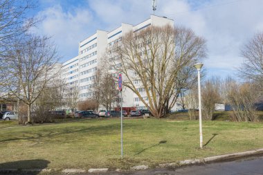 Riga Şehri, Letonya. Hastane cephesi ve çevresi insanlarla ve arabalarla dolu. 13.03.2020