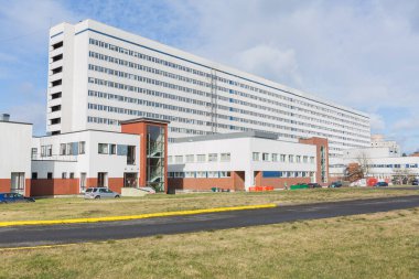 Riga Şehri, Letonya. Hastane cephesi ve çevresi insanlarla ve arabalarla dolu. 13.03.2020