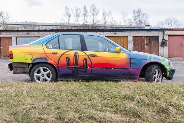 Miasto Ryga Łotwa Ulicy Stoi Kolorowy Stary Samochód Bmw 2020 — Zdjęcie stockowe